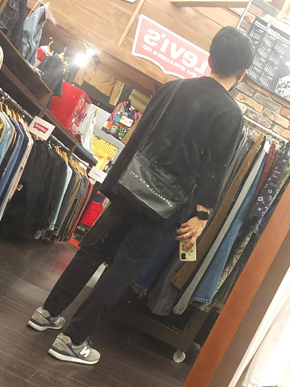 ブラック系のパンツ、ブラック系のバッグ、ブルー系のカーディガン/ボレロを着用したメンズの夏コーディネートの2枚目の写真