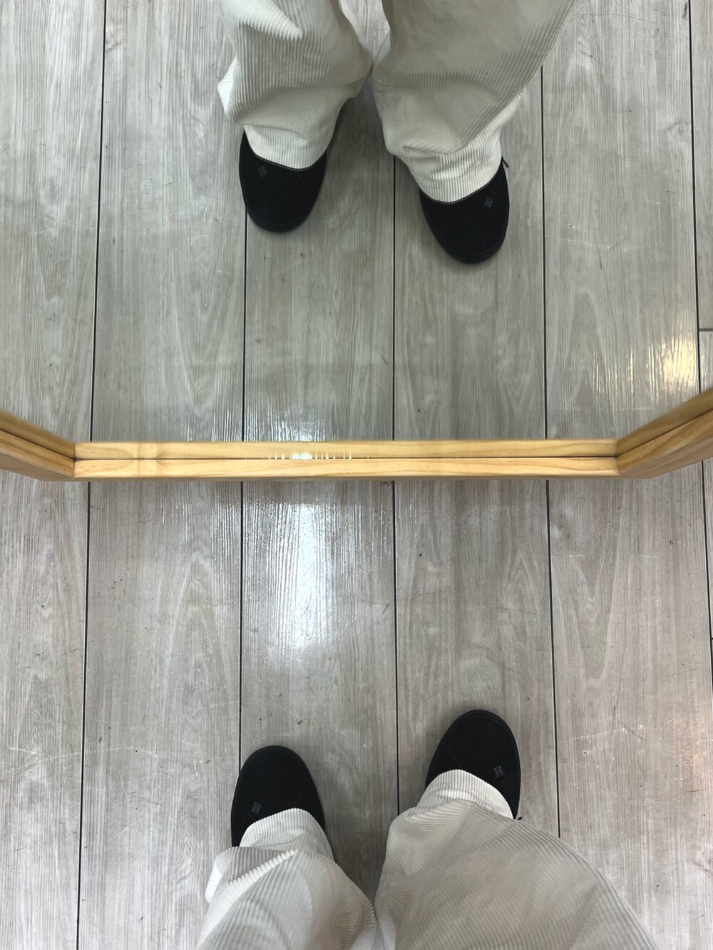 ホワイト系のパンツ、ブラック系のスニーカー、ホワイト系のニット/セーターを着用したメンズの冬コーディネートの4枚目の写真