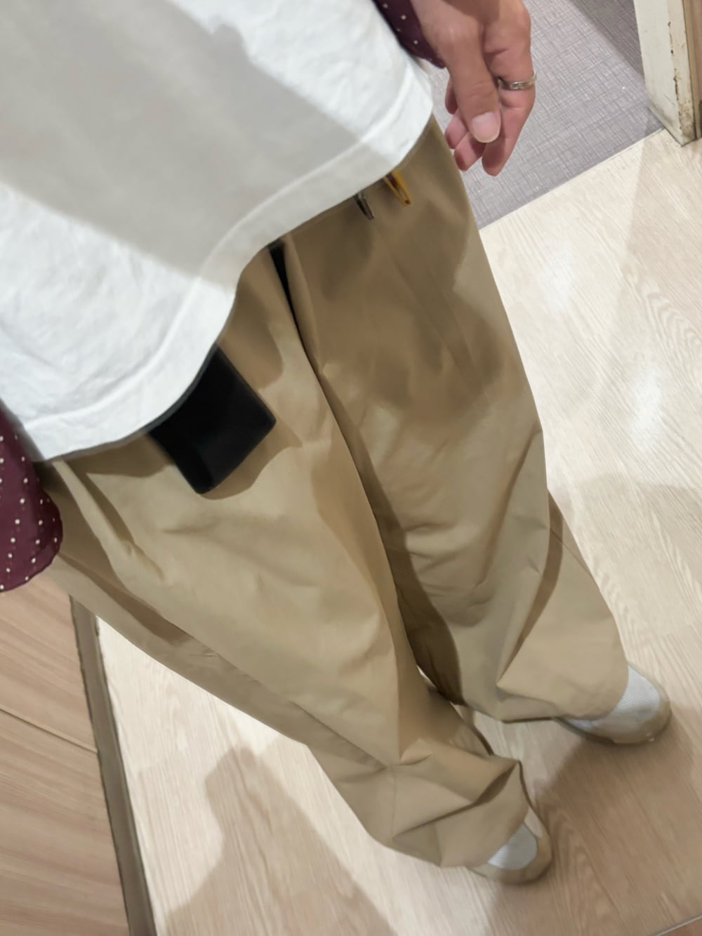 ホワイト系のTシャツ/カットソー、レッド系のシャツ/ブラウス、ベージュ系のチノパンツを着用したメンズの秋コーディネートの3枚目の写真