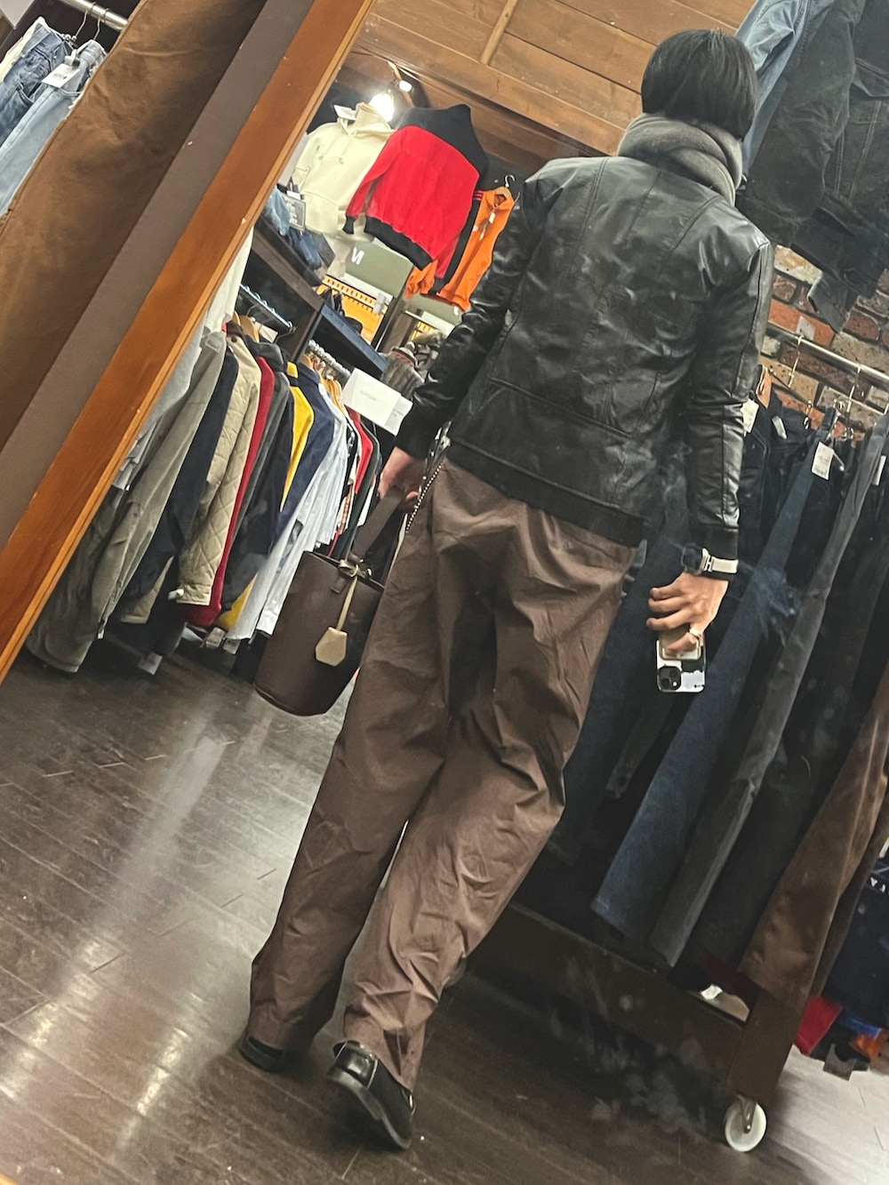 パープル系のパンツ、ブラック系のローファー、ブラック系のジャケット/アウターを着用したメンズの冬コーディネートの2枚目の写真