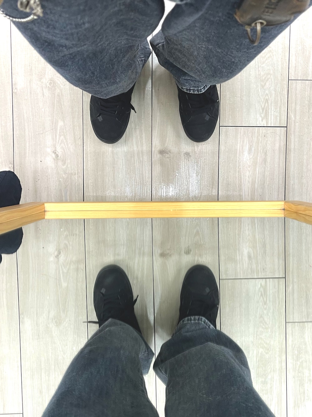 ブラック系のスニーカー、ブラウン系のカーディガン/ボレロ、その他のシャツ/ブラウスを着用したメンズの秋コーディネートの5枚目の写真