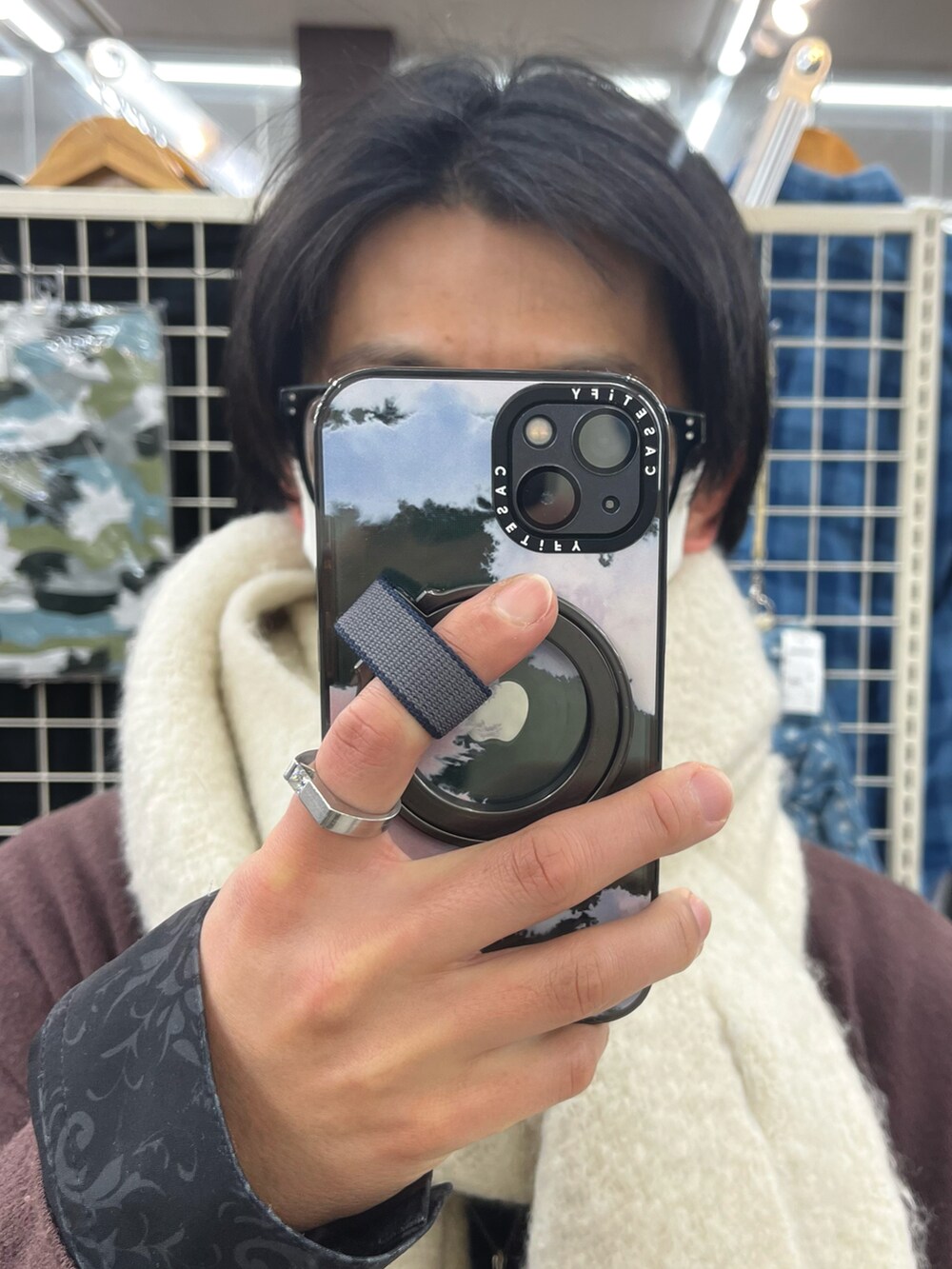 ブラック系のスニーカー、ホワイト系のパンツ、ブラック系のシャツ/ブラウスを着用したメンズの冬コーディネートの4枚目の写真