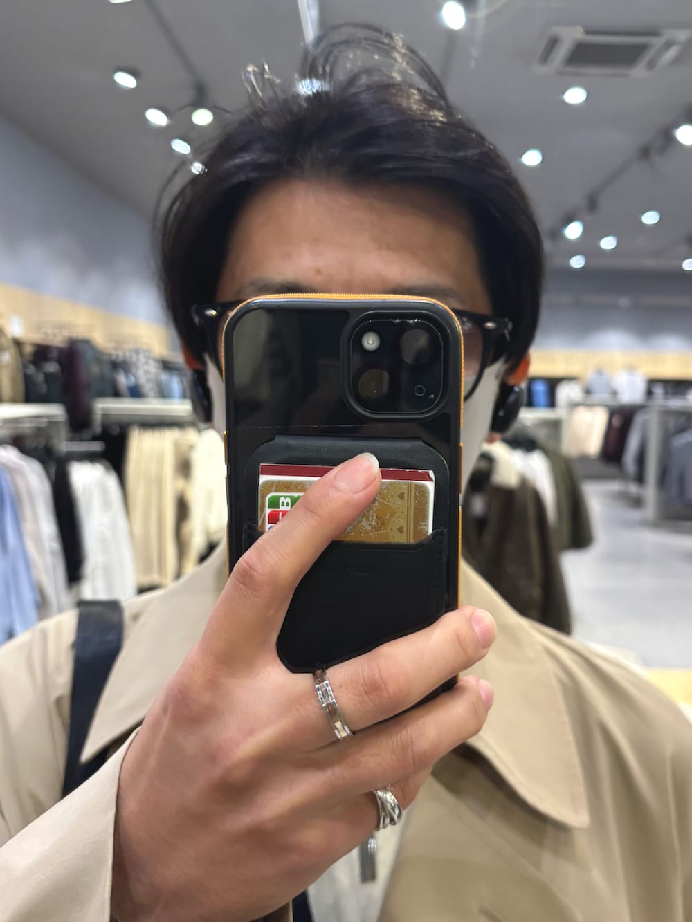 ブルー系のカーディガン/ボレロ、ブラウン系のスラックス、ベージュ系のトレンチコートを着用したメンズの冬コーディネートの4枚目の写真