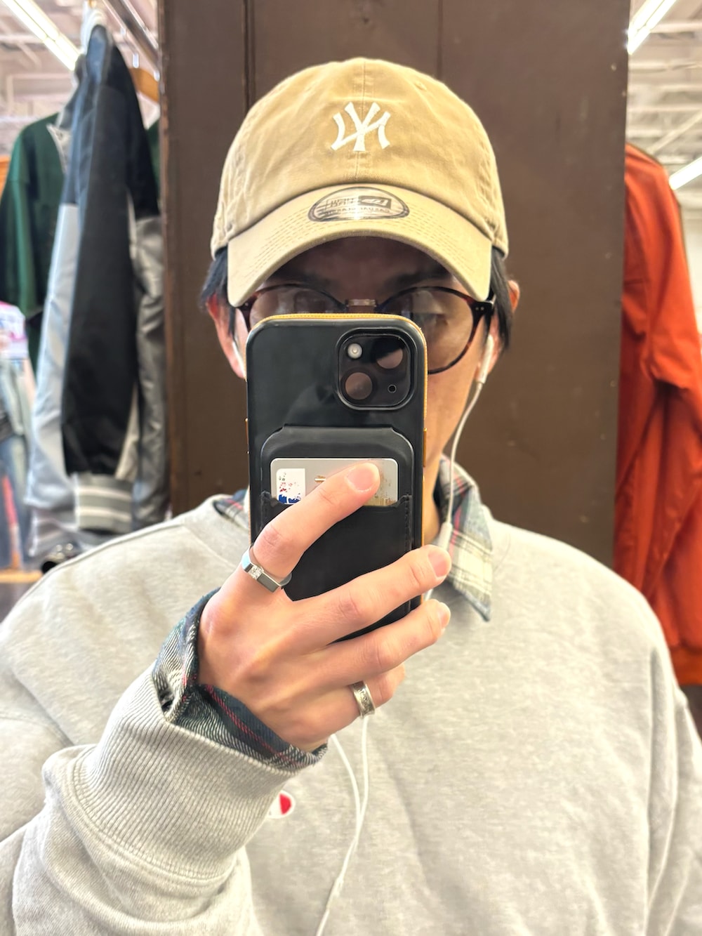 ホワイト系のスニーカー、ブルー系のデニムパンツ、グレー系のスウェットを着用したメンズの冬コーディネートの4枚目の写真