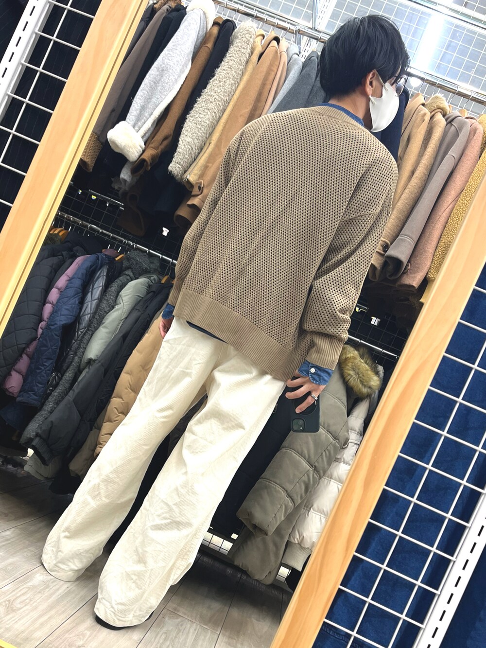 ホワイト系のパンツ、ブラック系のローファー、ブルー系のシャツ/ブラウスを着用したメンズの秋コーディネートの2枚目の写真