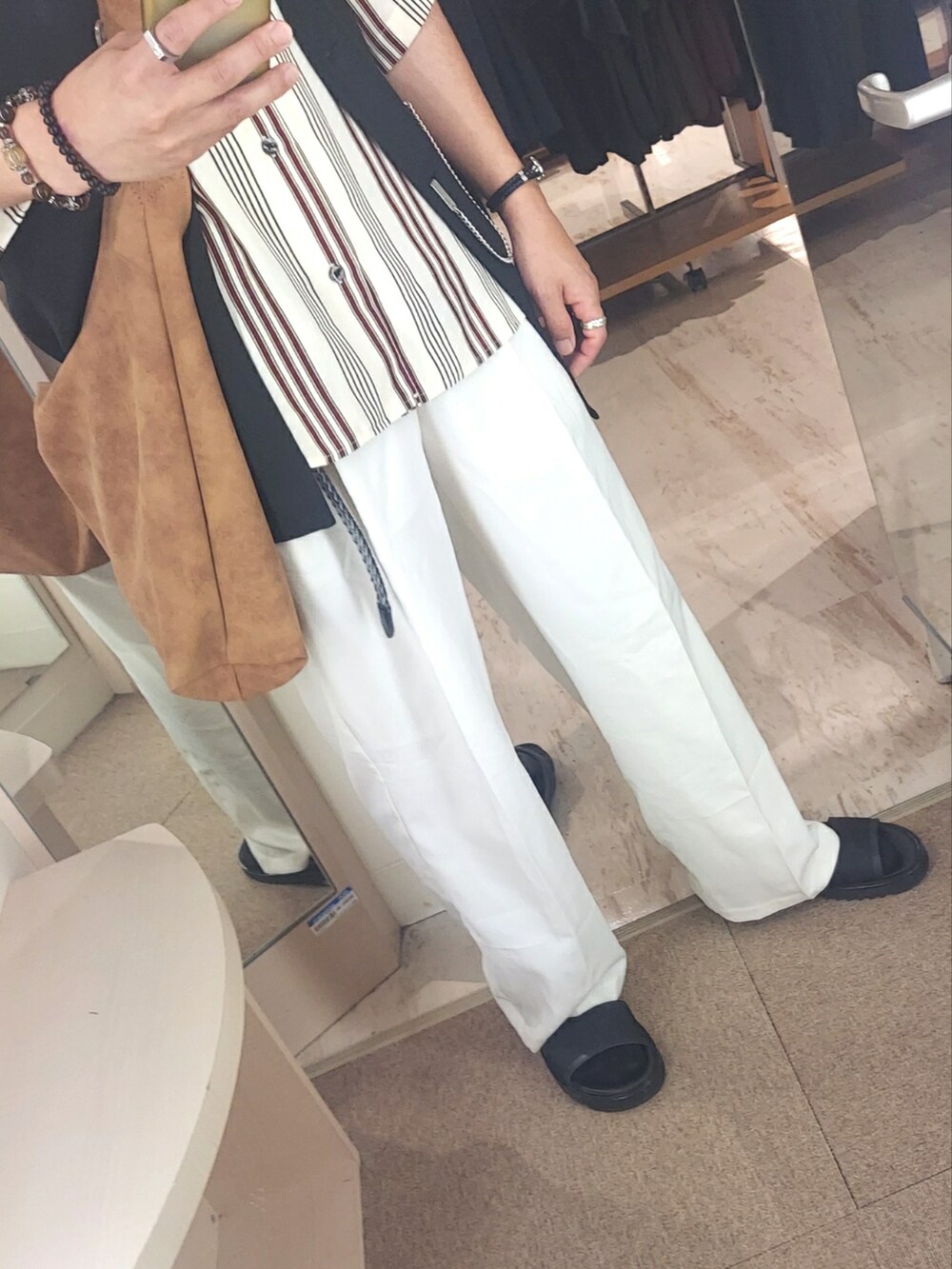 ホワイト系のパンツ、ブラック系のサンダル、ベージュ系のシャツ/ブラウスを着用したメンズの夏コーディネートの3枚目の写真