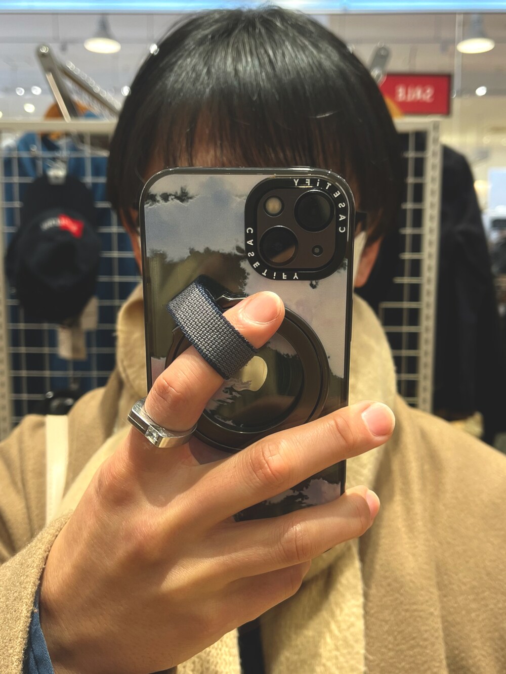 ブラウン系のパンツ、ブラウン系のジャケット/アウター、ホワイト系のスニーカーを着用したメンズの冬コーディネートの4枚目の写真