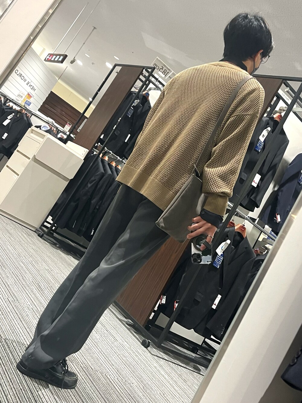 ブラック系のローファー、グレー系のスラックス、その他のシャツ/ブラウスを着用したメンズの春コーディネートの2枚目の写真