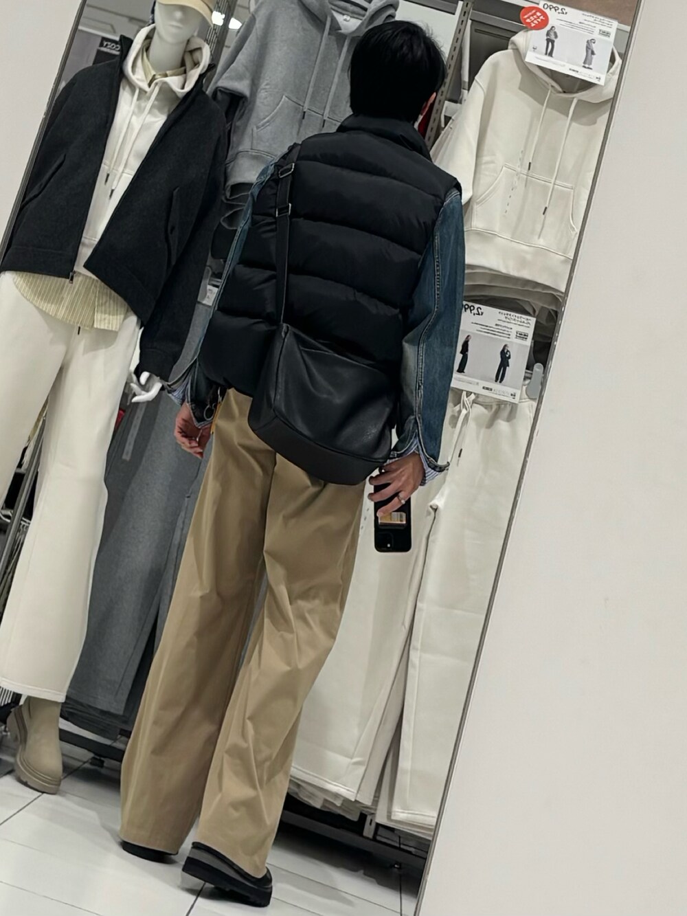 ブラック系のドレスシューズ、ブルー系のシャツ/ブラウス、ブルー系のデニムジャケットを着用したメンズの冬コーディネートの2枚目の写真