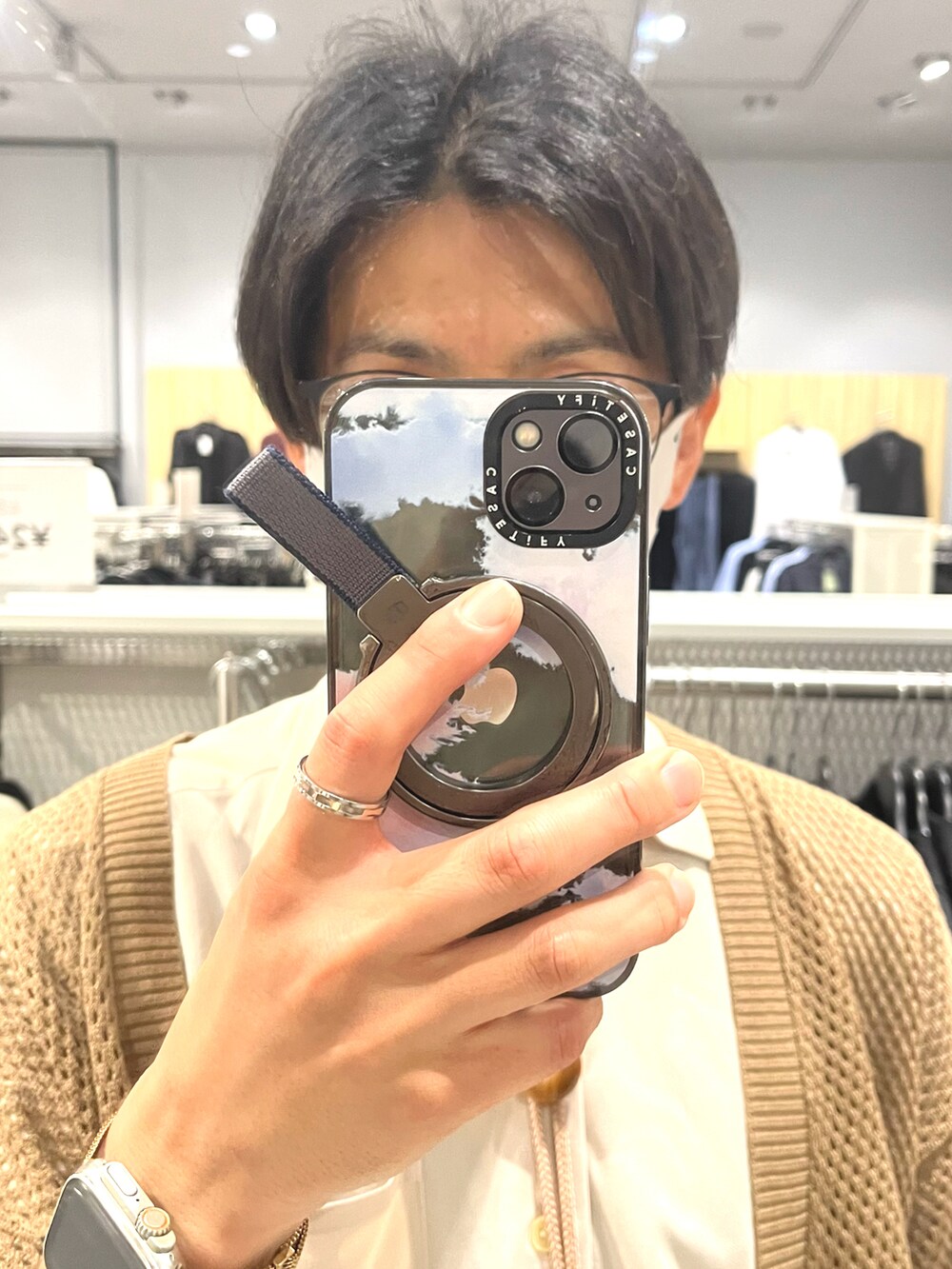 ブラック系のサンダル、ベージュ系のハンドバッグ、ベージュ系のシャツ/ブラウスを着用したメンズの夏コーディネートの5枚目の写真