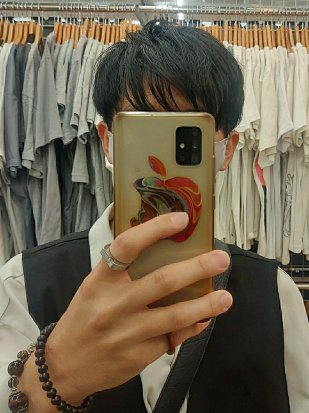 ブルー系のパンツ、ブラック系のスニーカー、ブラック系のショルダーバッグを着用したメンズの夏コーディネートの4枚目の写真