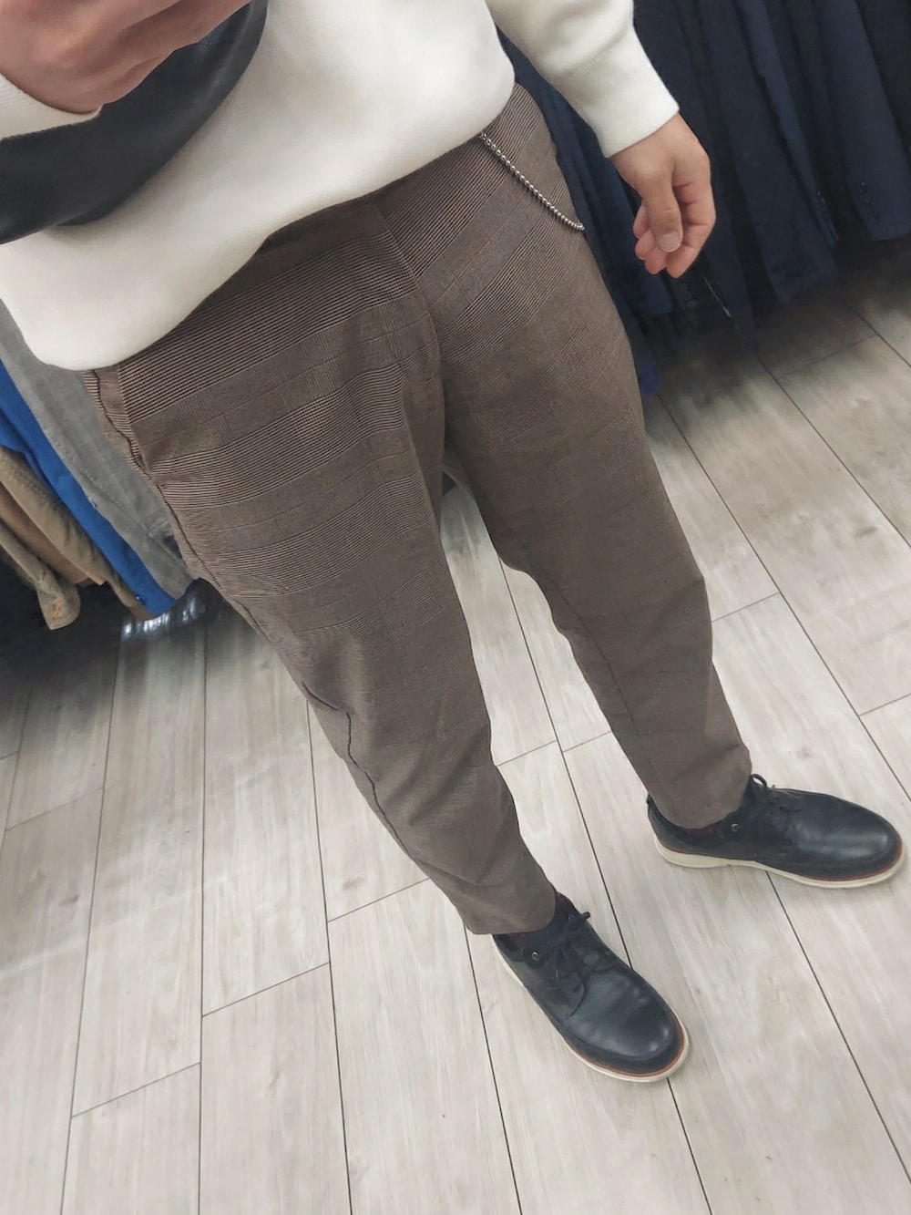 ブラウン系のパンツ、ブラック系のその他シューズ、ブラック系のボディバッグ/ウエストポーチを着用したメンズの春コーディネートの3枚目の写真