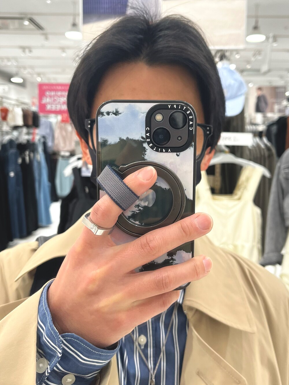 ブラック系のローファー、ブルー系のデニムパンツ、ブラック系のトートバッグを着用したメンズの春コーディネートの4枚目の写真