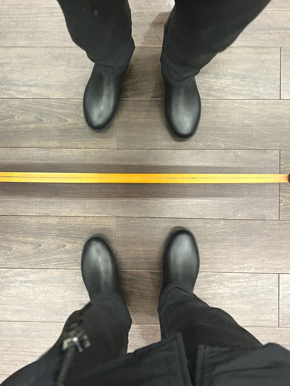 ブラック系のトップス、ブラック系のダウンジャケット/コート、グレー系のその他パンツを着用したメンズの冬コーディネートの5枚目の写真