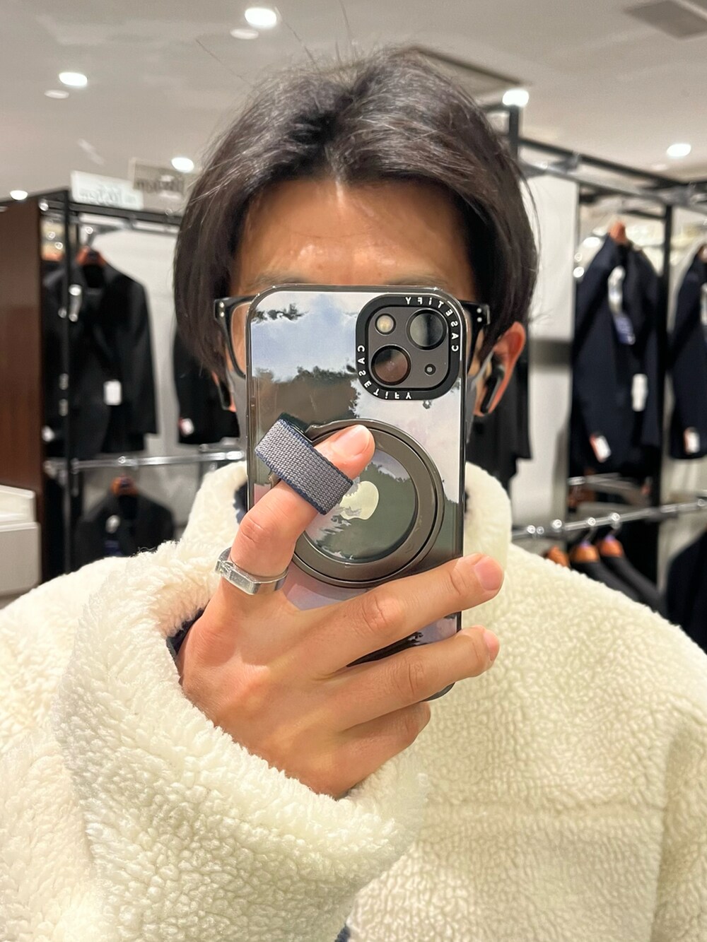 グレー系のスラックス、ホワイト系のスニーカー、ホワイト系のシャツ/ブラウスを着用したメンズの冬コーディネートの4枚目の写真