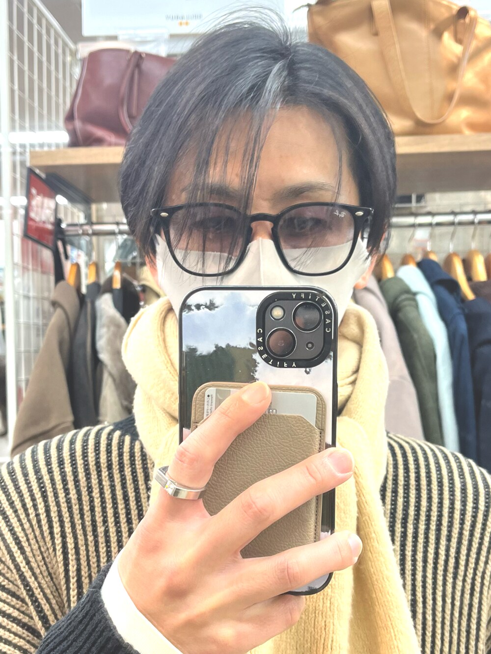 ブラック系のローファー、ブラウン系のパンツ、ブラウン系のニット/セーターを着用したメンズの冬コーディネートの4枚目の写真