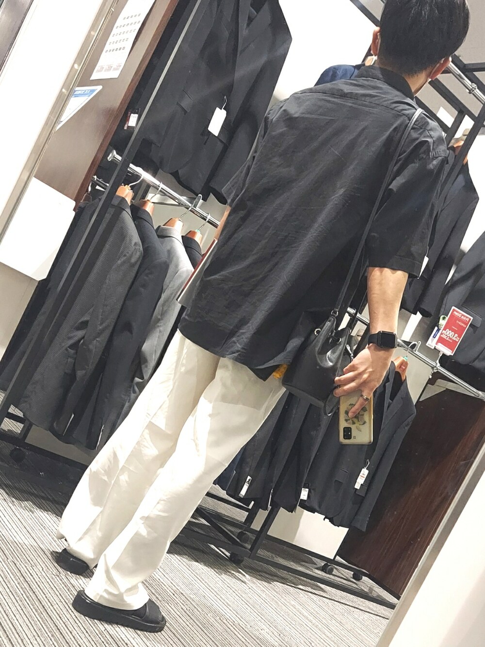 ホワイト系のパンツ、ブラック系のサンダル、ブラック系のシャツ/ブラウスを着用したメンズの夏コーディネートの2枚目の写真