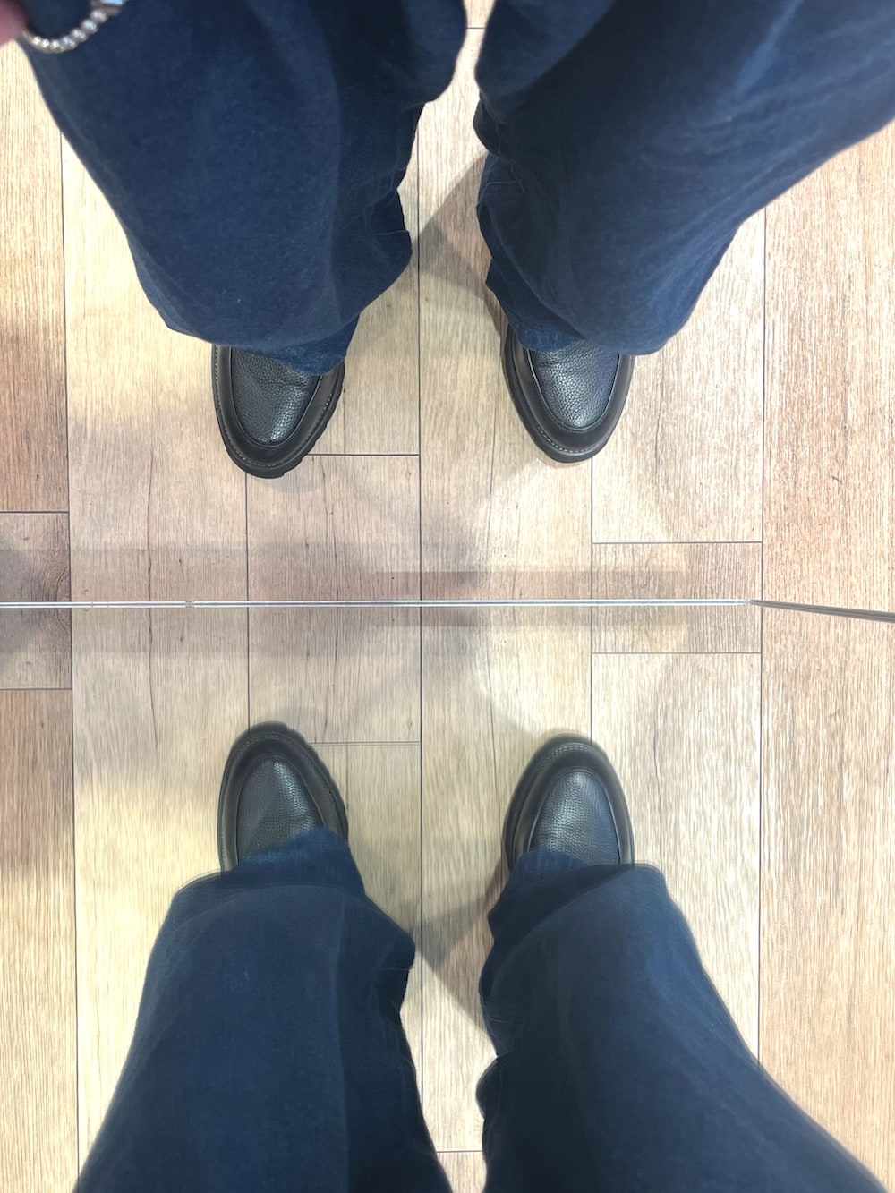 ブルー系のデニムパンツ、ブラック系のドレスシューズ、その他のシャツ/ブラウスを着用したメンズの春コーディネートの5枚目の写真