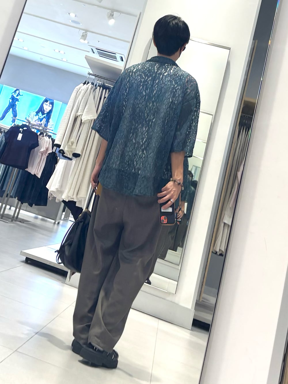 グレー系のスラックス、ホワイト系のタンクトップ、ブルー系のシャツ/ブラウスを着用したメンズの夏コーディネートの2枚目の写真