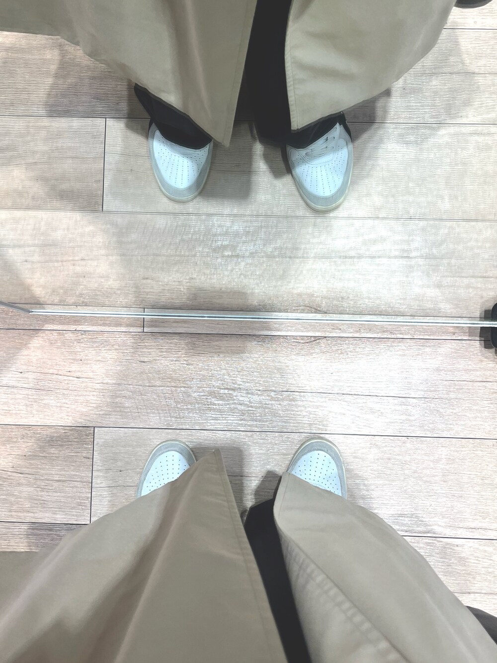 その他のニット/セーター、グレー系のスラックス、ホワイト系のスニーカーを着用したメンズの春コーディネートの5枚目の写真