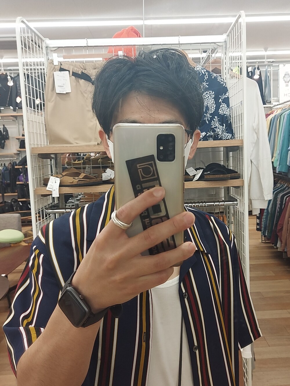 ブラック系のスラックス、ブラック系のサンダル、ブラック系のボディバッグ/ウエストポーチを着用したメンズの夏コーディネートの4枚目の写真