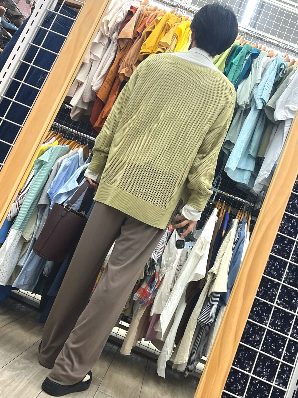 ブラウン系のパンツ、ブラック系のサンダル、グレー系のシャツ/ブラウスを着用したメンズの夏コーディネートの2枚目の写真