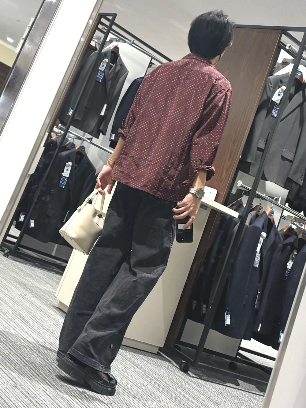 レッド系のシャツ/ブラウス、ブラック系のデニムパンツ、ベージュ系のハンドバッグを着用したメンズの夏コーディネートの2枚目の写真