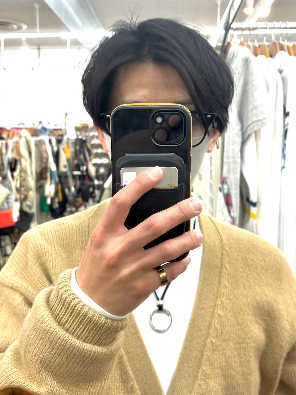 ブラウン系のショルダーバッグ、ブラウン系のカーディガン/ボレロ、レッド系のその他パンツを着用したメンズの冬コーディネートの4枚目の写真