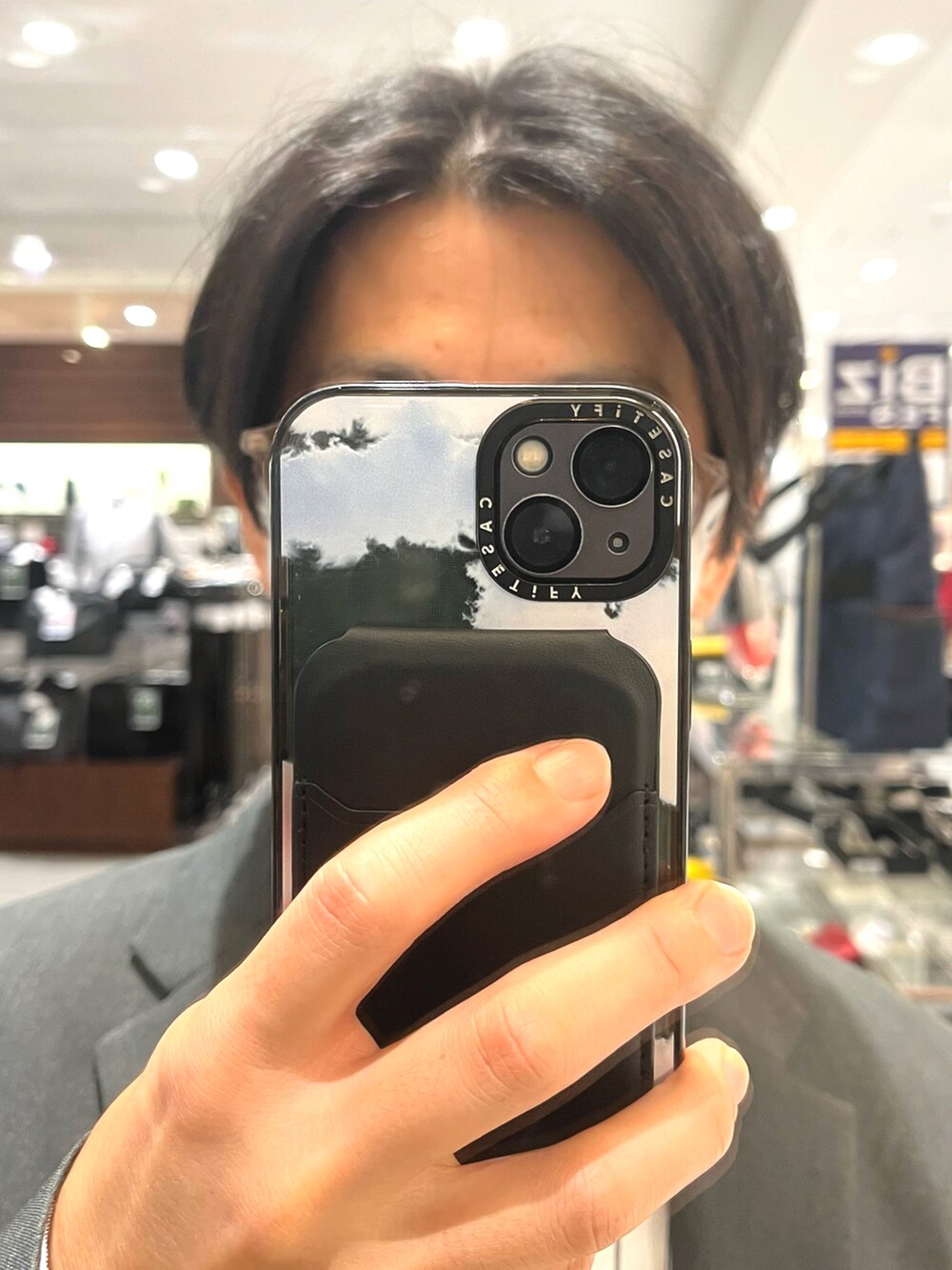 ブルー系のその他パンツ、グレー系のスニーカー、グレー系のトートバッグを着用したメンズの秋コーディネートの4枚目の写真