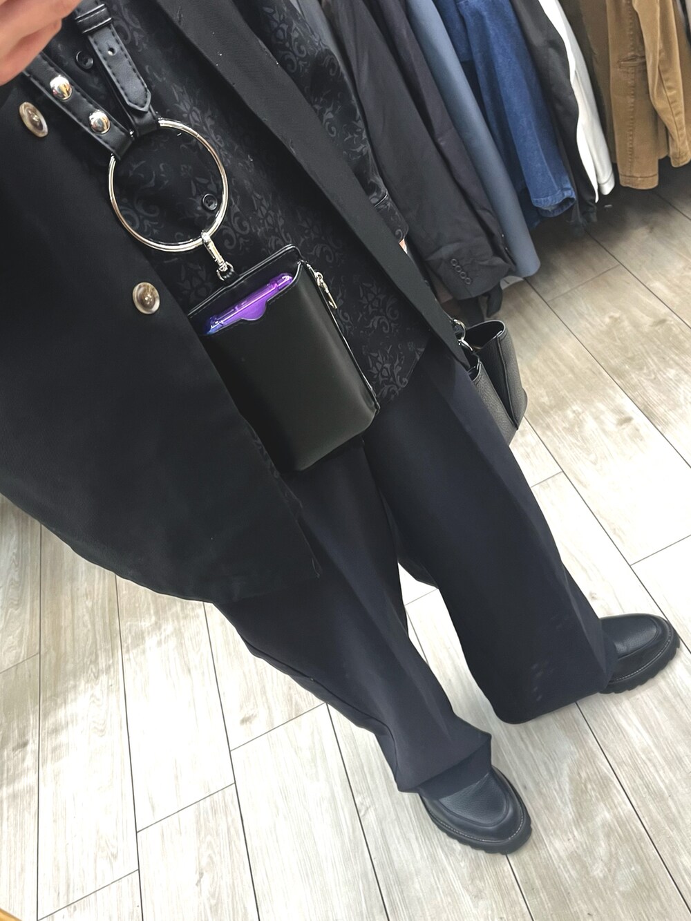 ブラック系のスラックス、ブラック系のドレスシューズ、ブラック系のショルダーバッグを着用したメンズの春コーディネートの3枚目の写真