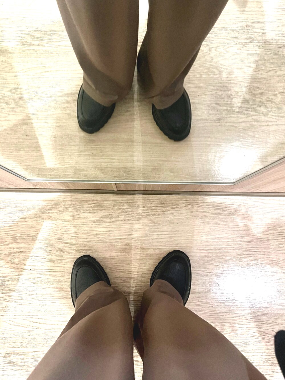 「春夏コーデ、柄シャツ、フレアパンツ、ローファー、テーラードジャケット、デートコーデ、オトナカジュアル、お出かけコーデ、ジャケットコーデ、休日コーデ、シンプルスタイル、メンズコーデ、シンプルコーデ」｜「pavoのアイテム（シャツ/ブラウス、その他）」を使った、xi(相互)さん（メンズ・171cm）の春コーディネートの5枚目の写真