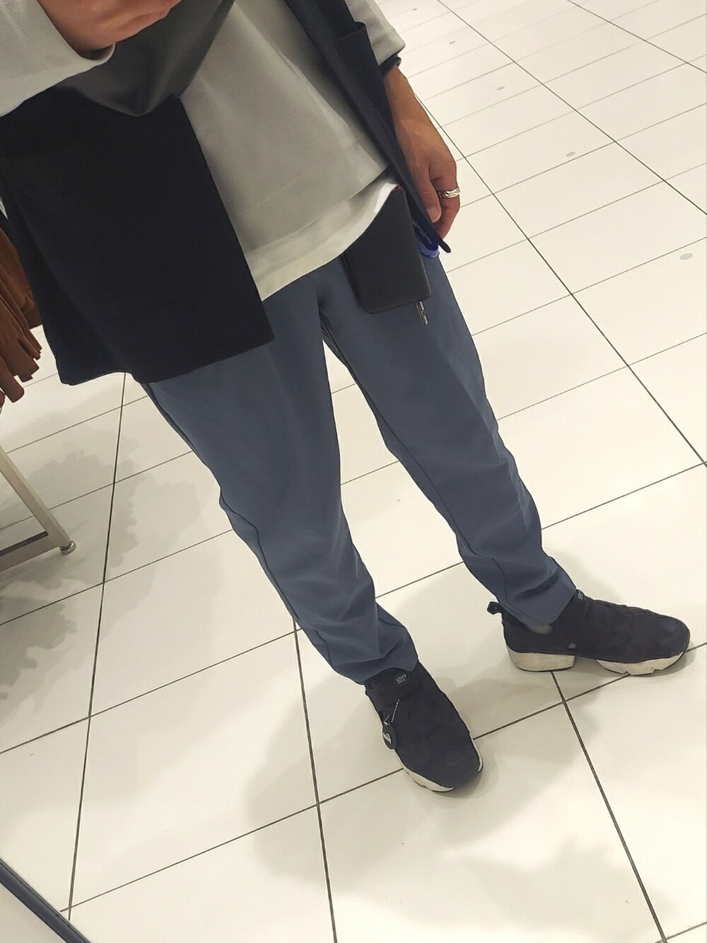 ブラック系のスニーカー、グリーン系のスラックス、グレー系のニット/セーターを着用したメンズの春コーディネートの3枚目の写真