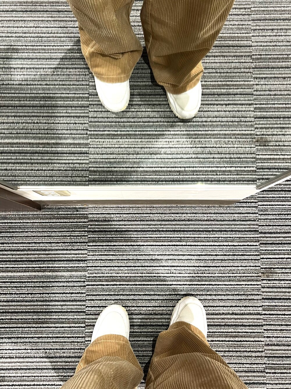 その他のニット/セーター、ブラウン系のパンツ、ホワイト系のスニーカーを着用したメンズの冬コーディネートの5枚目の写真
