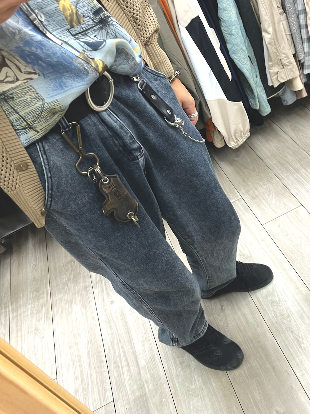 ブラック系のスニーカー、ブラウン系のカーディガン/ボレロ、その他のシャツ/ブラウスを着用したメンズの秋コーディネートの3枚目の写真