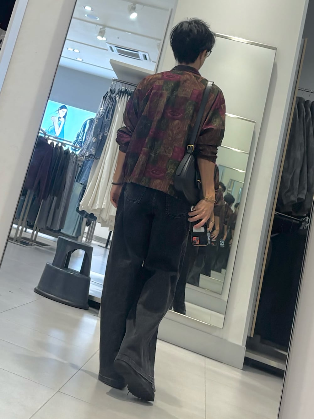 ブラック系のドレスシューズ、ホワイト系のTシャツ/カットソー、その他のジャケット/アウターを着用したメンズの秋コーディネートの2枚目の写真