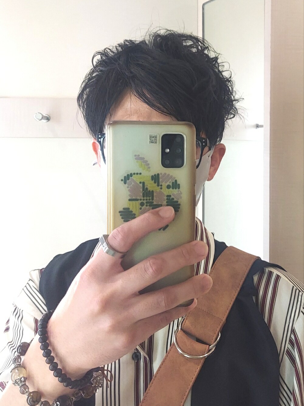 ホワイト系のパンツ、ブラック系のサンダル、ベージュ系のシャツ/ブラウスを着用したメンズの夏コーディネートの4枚目の写真