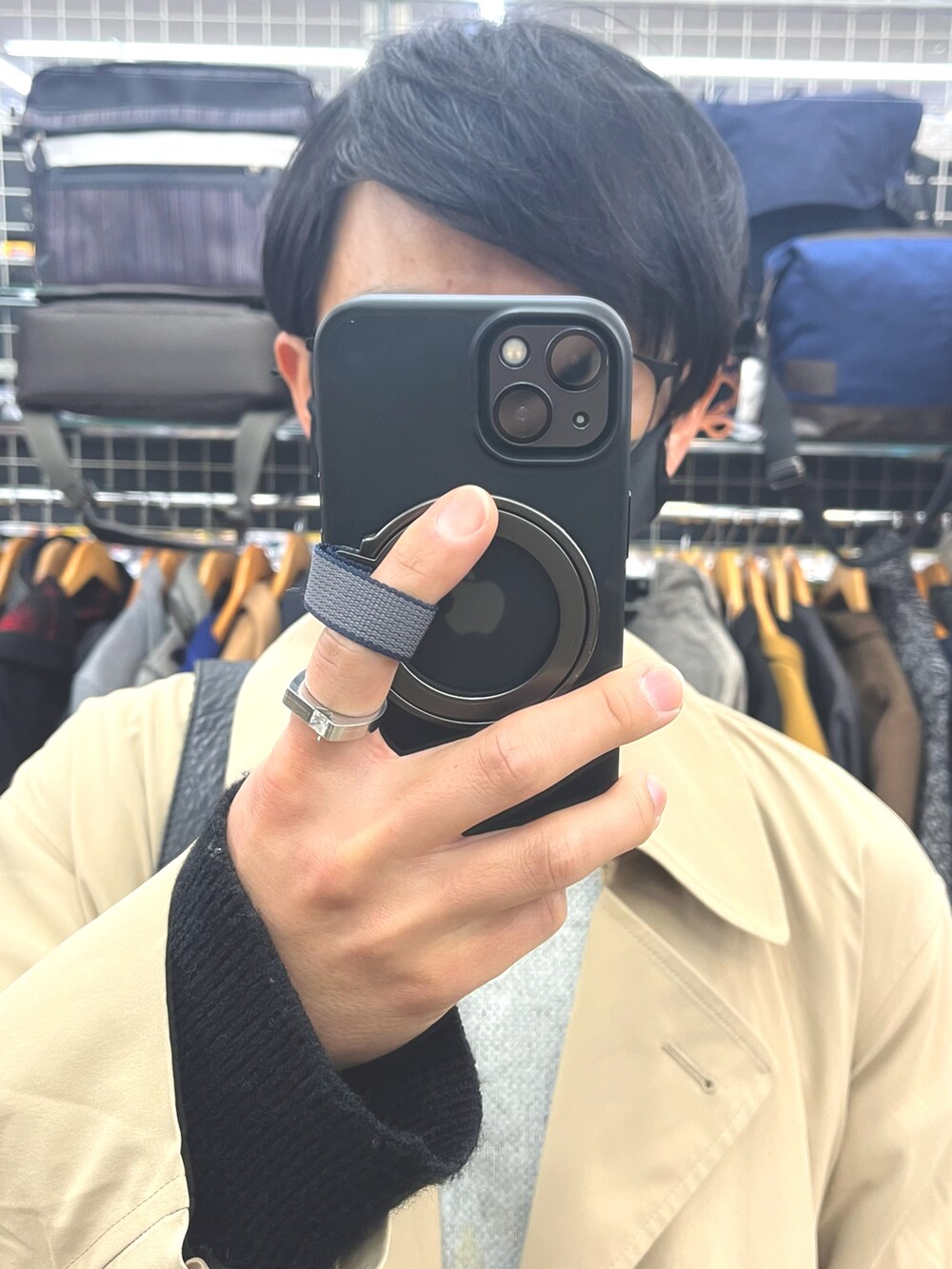 ブラック系のローファー、ブルー系のデニムパンツ、ブラウン系のステンカラーコートを着用したメンズの冬コーディネートの4枚目の写真