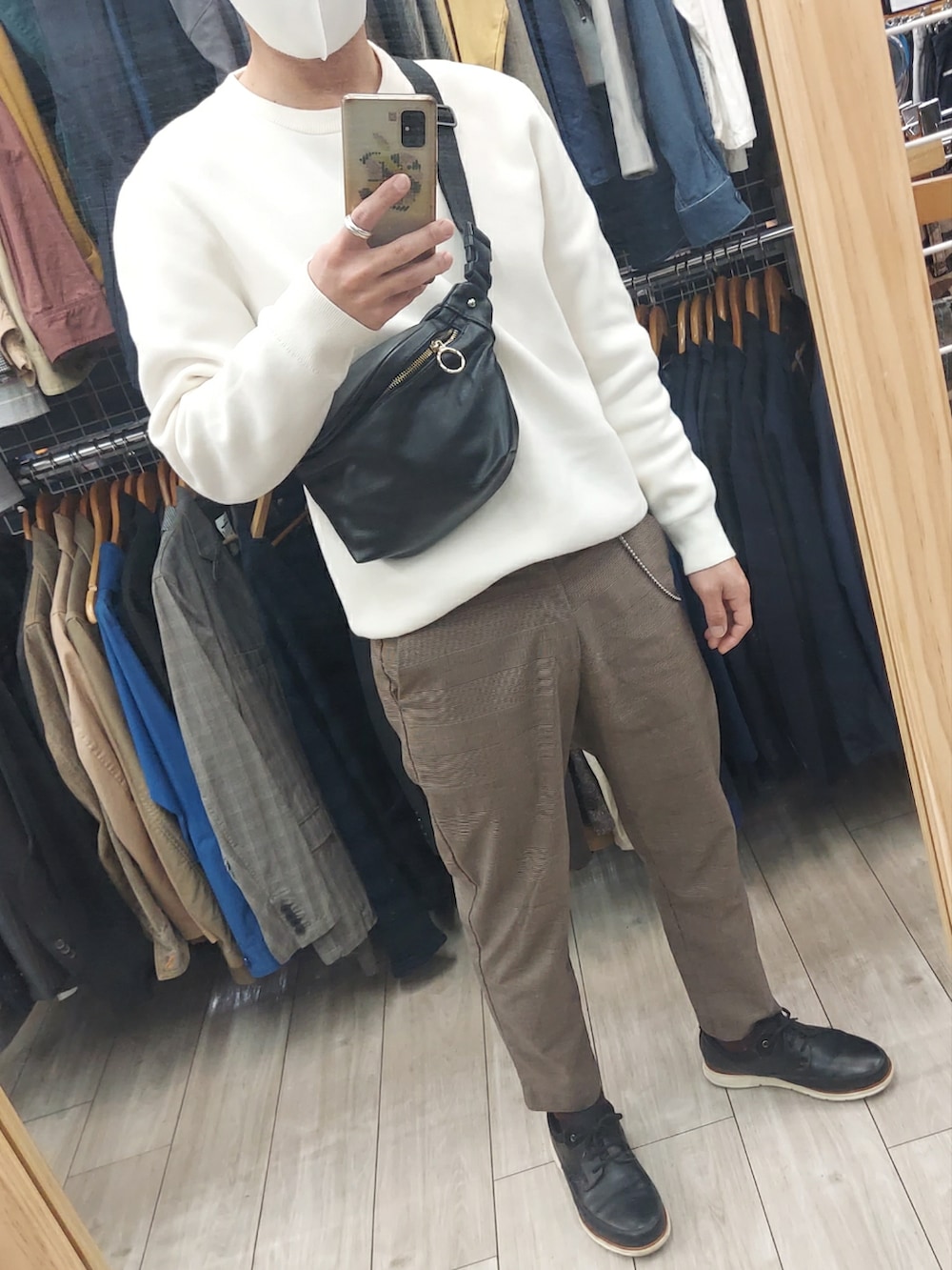 ブラウン系のパンツ、ブラック系のその他シューズ、ブラック系のボディバッグ/ウエストポーチを着用したメンズの春コーディネートの5枚目の写真