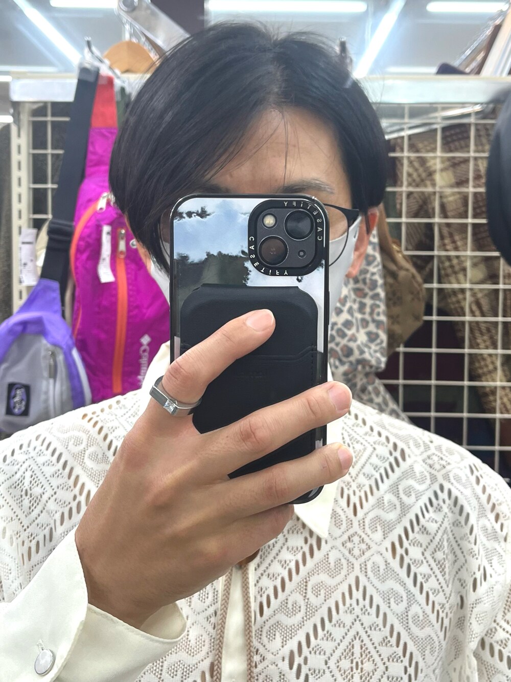 ブラック系のローファー、ブラウン系のハンドバッグ、パープル系のパンツを着用したメンズの秋コーディネートの4枚目の写真