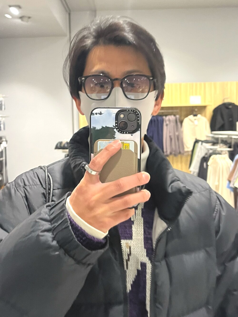 グレー系のスラックス、ブラック系のドレスシューズ、パープル系のニット/セーターを着用したメンズの冬コーディネートの4枚目の写真