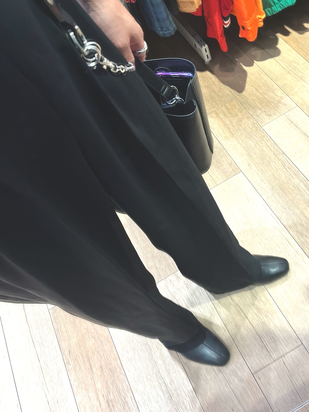 ブラック系のスラックス、ホワイト系のシャツ/ブラウス、ブラック系のショルダーバッグを着用したメンズの夏コーディネートの3枚目の写真