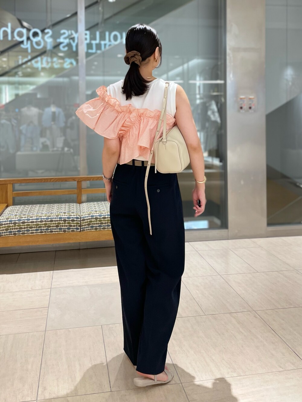 ブルー系のその他パンツ、ベージュ系のベルト、ゴールド系のブレスレットを着用したレディースの秋コーディネートの4枚目の写真