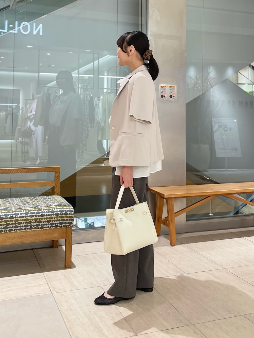 「シンプルコーデ、お出かけコーデ、モノトーン、シンプルスタイル、パンツスタイル」｜「NOLLEY’S Sophiのウォッシャブル麻調ドライシャンタンライトワイドパンツ（その他パンツ、グレー系）」を使った、ワタナベさん（骨格ナチュラル・レディース・157cm）の秋コーディネートの5枚目の写真