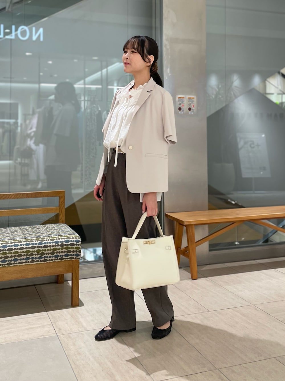 「シンプルコーデ、お出かけコーデ、モノトーン、シンプルスタイル、パンツスタイル」｜「NOLLEY’S Sophiのウォッシャブル麻調ドライシャンタンライトワイドパンツ（その他パンツ、グレー系）」を使った、ワタナベさん（骨格ナチュラル・レディース・157cm）の秋コーディネートの8枚目の写真