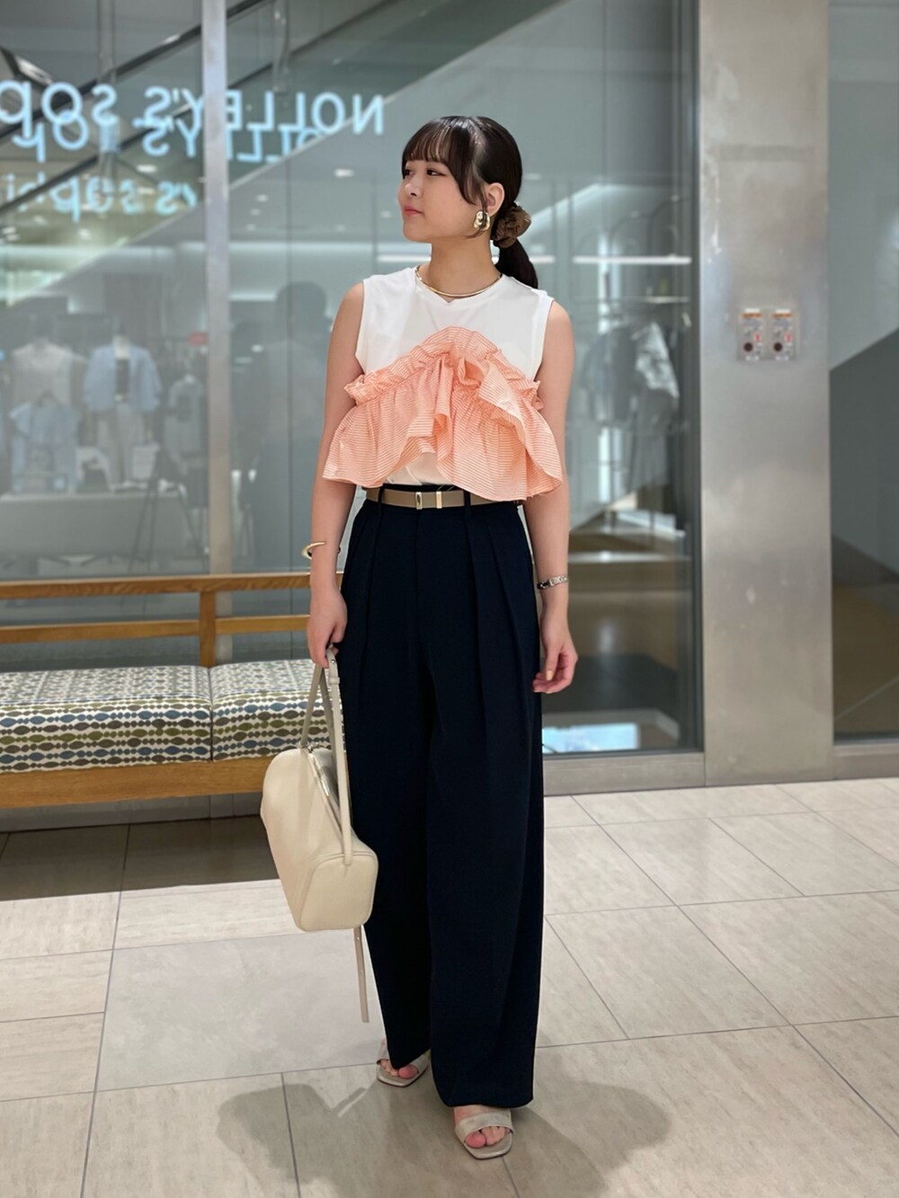 ブルー系のその他パンツ、ベージュ系のベルト、ゴールド系のブレスレットを着用したレディースの秋コーディネートの5枚目の写真