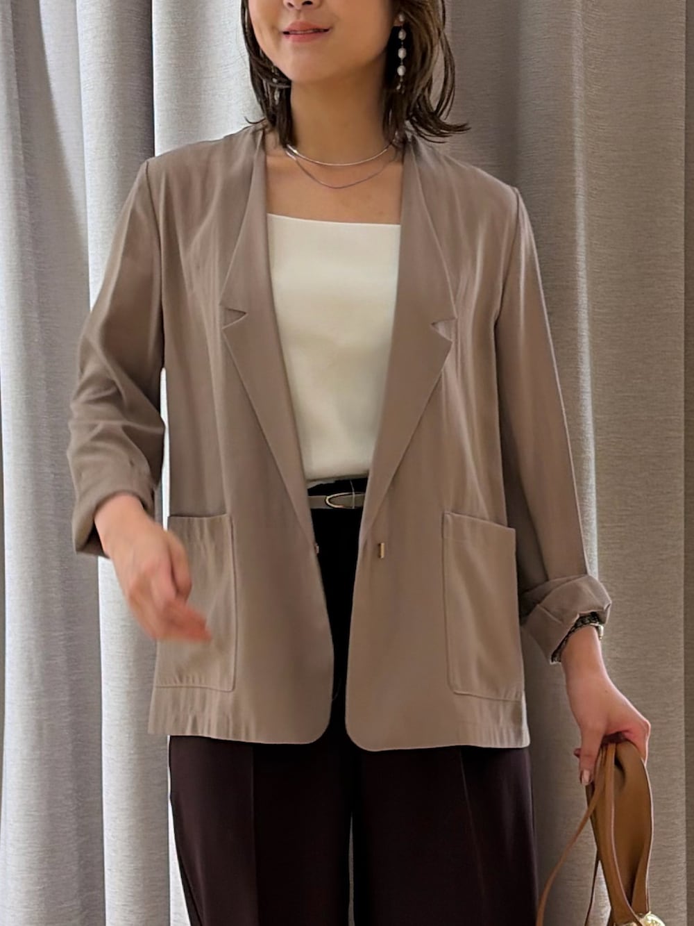 ブラウン系のその他パンツ、グリーン系のテーラードジャケット、ホワイト系のニット/セーターを着用したレディースの夏コーディネートの8枚目の写真
