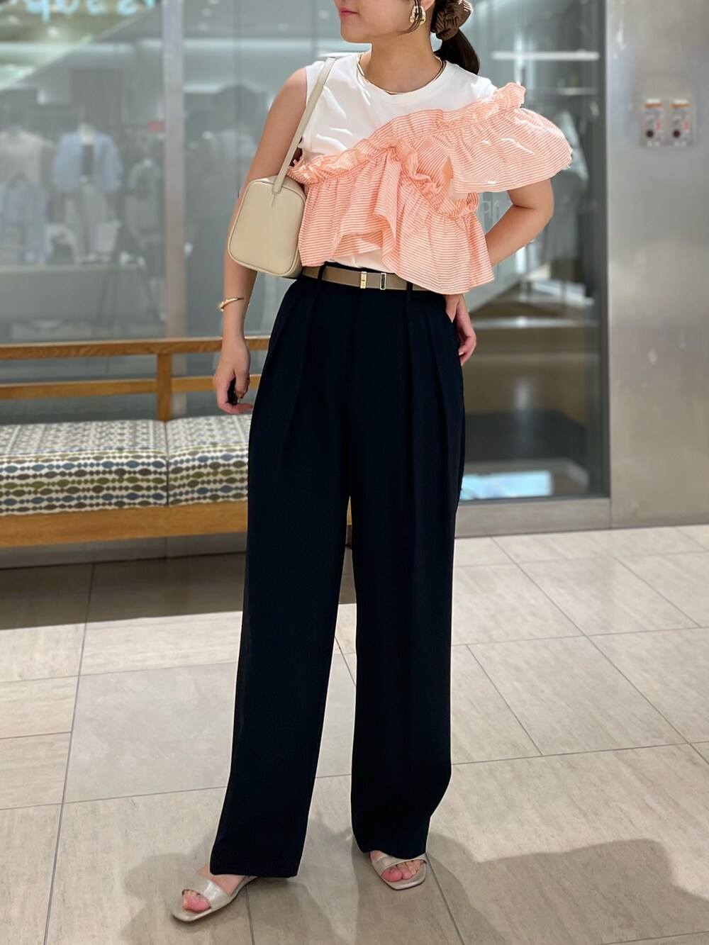 ブルー系のその他パンツ、ベージュ系のベルト、ゴールド系のブレスレットを着用したレディースの秋コーディネートの3枚目の写真