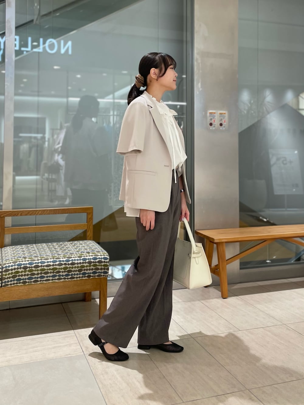 「シンプルコーデ、お出かけコーデ、モノトーン、シンプルスタイル、パンツスタイル」｜「NOLLEY’S Sophiのウォッシャブル麻調ドライシャンタンライトワイドパンツ（その他パンツ、グレー系）」を使った、ワタナベさん（骨格ナチュラル・レディース・157cm）の秋コーディネートの3枚目の写真