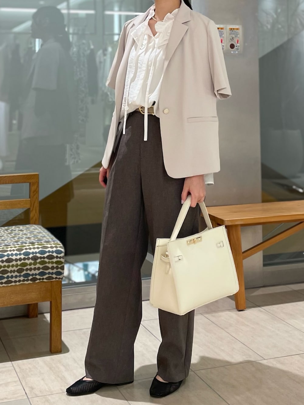 「シンプルコーデ、お出かけコーデ、モノトーン、シンプルスタイル、パンツスタイル」｜「NOLLEY’S Sophiのウォッシャブル麻調ドライシャンタンライトワイドパンツ（その他パンツ、グレー系）」を使った、ワタナベさん（骨格ナチュラル・レディース・157cm）の秋コーディネートの6枚目の写真