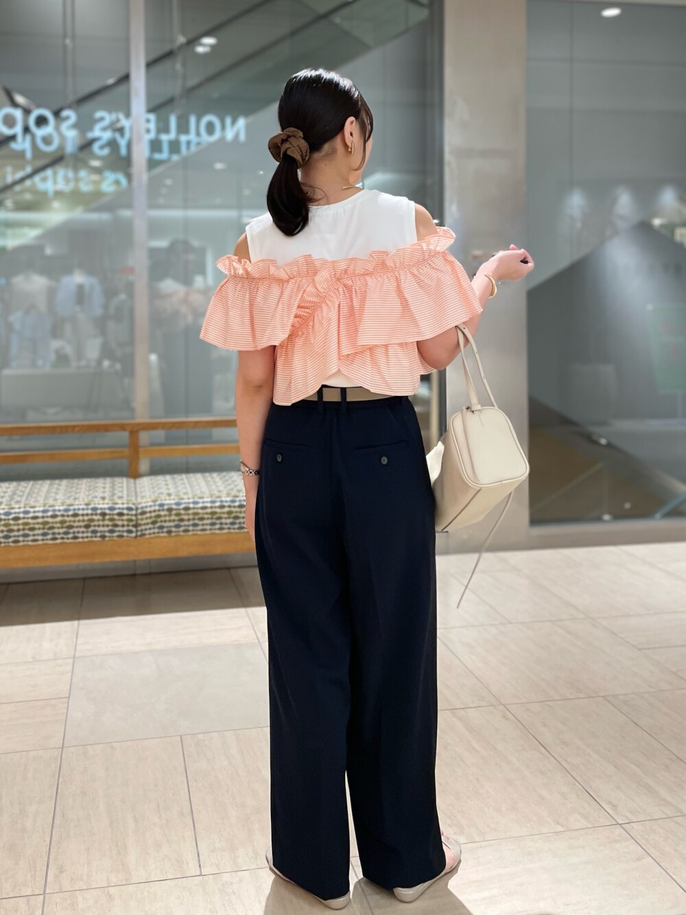 ブルー系のその他パンツ、ベージュ系のベルト、ゴールド系のブレスレットを着用したレディースの秋コーディネートの2枚目の写真